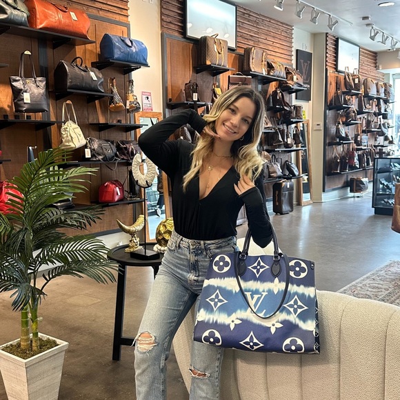 Meet your Posher, Authentic - Picture 2 of 2